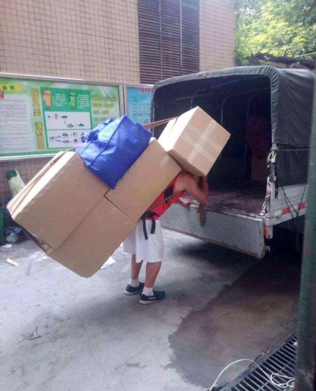 湖州工人搬运上车